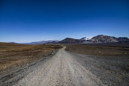 Kaldidalur Feldweg 550 vor Berg und klarem Himmel - NEKF00056