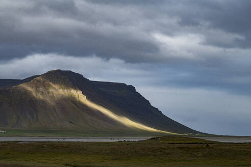 Wolkenlandschaft über einem Berg in den Westfjorden, Island - NEKF00063