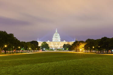 USA, Washington DC, östliches Ende der National Mall bei Nacht mit dem Kapitol der Vereinigten Staaten im Hintergrund - AHF00212