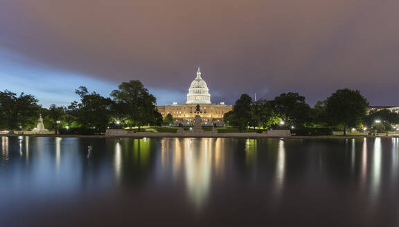 USA, Washington DC, Lincoln Memorial Reflecting Pool bei Nacht mit United States Capitol im Hintergrund - AHF00213