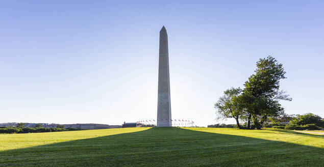 USA, Washington DC, Washington Monument wirft langen Schatten auf den umliegenden Rasen - AHF00215