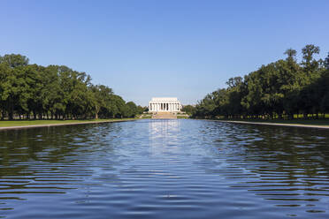 USA, Washington DC, Lincoln Memorial Reflecting Pool mit Lincoln Memorial im Hintergrund - AHF00216