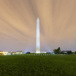 USA, Washington DC, Bewölkter Himmel über dem Rasen vor dem Washington Monument in der Abenddämmerung - AHF00218