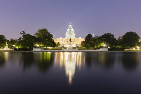 USA, Washington DC, United States Capitol am östlichen Ende der National Mall bei Nacht - AHF00220