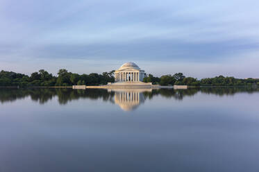 USA, Washington DC, Jefferson Memorial mit Spiegelung im Gezeitenbecken in der Morgendämmerung - AHF00222