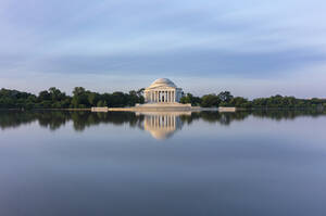 USA, Washington DC, Jefferson Memorial mit Spiegelung im Gezeitenbecken in der Morgendämmerung - AHF00222