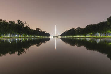 USA, Washington DC, Washington Monument spiegelt sich im Lincoln Memorial Reflecting Pool bei Nacht - AHF00224