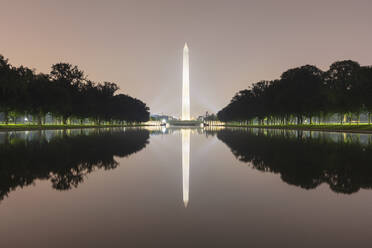 USA, Washington DC, Washington Monument spiegelt sich im Lincoln Memorial Reflecting Pool bei Nacht - AHF00225