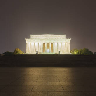 USA, Washington DC, Bürgersteig vor dem beleuchteten Lincoln Memorial bei Nacht - AHF00227