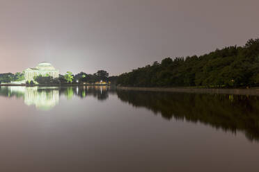 USA, Washington DC, Jefferson Memorial und umliegende Bäume spiegeln sich im Tidal Basin bei Nacht - AHF00228