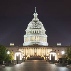 USA, Washington DC, Fassade des United States Capitol bei Nacht - AHF00229