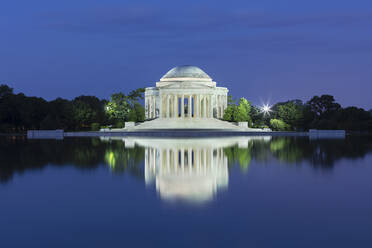 USA, Washington DC, Jefferson Memorial spiegelt sich im Gezeitenbecken in der Abenddämmerung - AHF00231