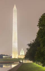 USA, Washington DC, Lincoln Memorial Reflecting Pool und Washington Monument in der Abenddämmerung - AHF00234