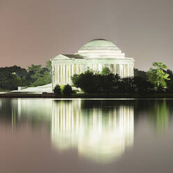 USA, Washington DC, Jefferson Memorial spiegelt sich im Gezeitenbecken in der Abenddämmerung - AHF00243