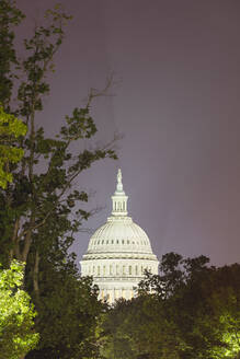 USA, Washington DC, Kuppel des Kapitols der Vereinigten Staaten bei Nacht - AHF00245