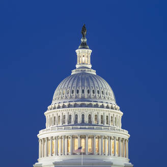 USA, Washington DC, Kuppel des Kapitols der Vereinigten Staaten in der Abenddämmerung - AHF00249