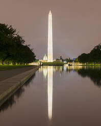 USA, Washington DC, Washington Monument spiegelt sich im Lincoln Memorial Reflecting Pool bei Nacht - AHF00251