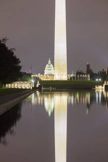 USA, Washington DC, Washington Monument spiegelt sich im Lincoln Memorial Reflecting Pool bei Nacht - AHF00252