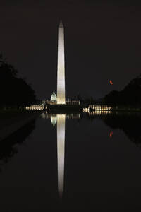 USA, Washington DC, Washington Monument spiegelt sich im Lincoln Memorial Reflecting Pool bei Nacht - AHF00254