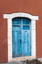 Außenseite eines alten Gebäudes mit geschlossenen blauen Türen - JMPF00752