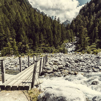 Holzbrücke über den Fluss, der durch das Valmalenco-Tal fließt - DWIF01123