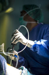 Männlicher orthopädischer Chirurg bei einer Knieoperation auf der Intensivstation eines Krankenhauses - JCMF01692
