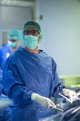 Orthopädischer Chirurg bei der Arbeit mit medizinischen Geräten auf der Intensivstation - JCMF01696