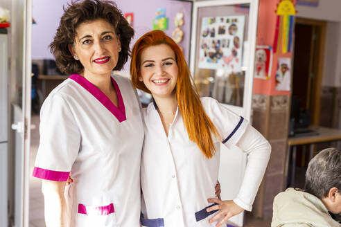 Lächelnde Krankenschwestern im Pflegeheim - LJF02006