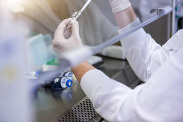 Forscher experimentiert im Labor mit DNA, um Heilmittel zu finden - BMOF00470