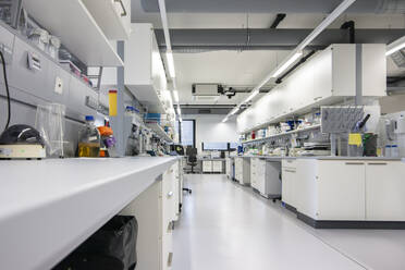 Innenraum eines wissenschaftlichen Labors mit medizinischer Ausrüstung - BMOF00479