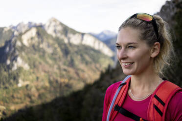 Lächelnde Frau, die wegschaut, während sie auf der Saulingspitze steht, Bayern, Deutschland - MALF00330