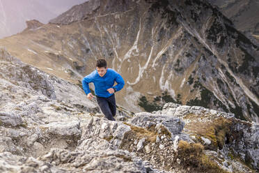 Sportler beim Laufen auf dem Ponten in Tirol, Österreich - MALF00335