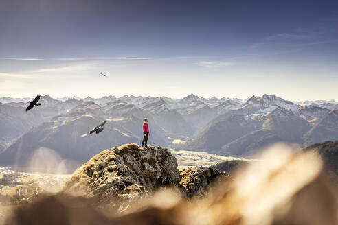 Sportlerin mit Blick auf die Aussicht, während sie auf dem Aggenstein in Bayern, Deutschland, steht - MALF00336