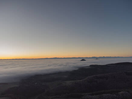 Klarer Himmel über einer in dichten Morgennebel gehüllten Landschaft - ELF02325