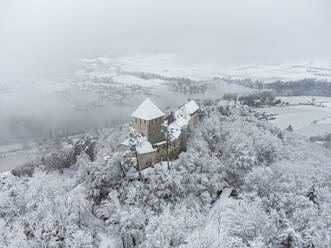 Schweiz, Kanton Schaffhausen, Stein am Rhein, Luftaufnahme der Burg Hohenklingen im Winter - ELF02327