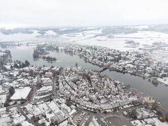 Schweiz, Kanton Schaffhausen, Stein am Rhein, Luftaufnahme der mittelalterlichen Stadt im Winter - ELF02328