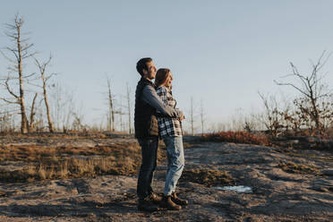 Junges Paar umarmt sich bei einer Herbstwanderung - SMSF00496