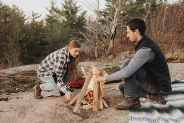 Junges Paar bereitet Lagerfeuer vor - SMSF00519