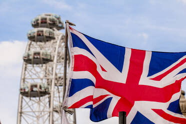 Das London Eye (Millennium Wheel) und die Union Flagge, London, England, Vereinigtes Königreich, Europa - RHPLF18507