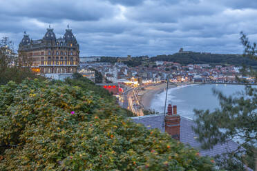 Blick auf South Bay und Scarborough in der Abenddämmerung, Scarborough, North Yorkshire, Yorkshire, England, Vereinigtes Königreich, Europa - RHPLF18514