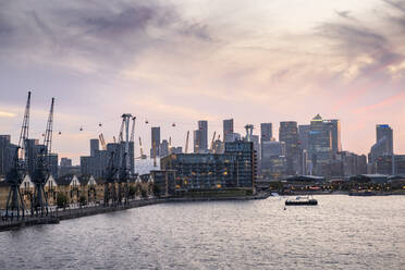 Londoner Skyline mit dem Finanzviertel Canary Wharf, dem O2 Centre Millennium Dome, der Emirates Cable Car und dem Victoria Dock, London, England, Vereinigtes Königreich, Europa - RHPLF18534