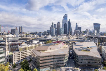 Die Wolkenkratzer des Geschäfts- und Finanzbezirks City of London mit dem Einkaufszentrum One New Change im Vordergrund, London, England, Vereinigtes Königreich, Europa - RHPLF18536