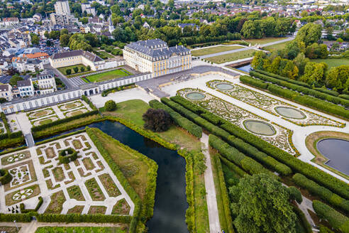 Luftaufnahme von Schloss Augustusburg, UNESCO-Welterbe, Bruhl, Nordrhein-Westfalen, Deutschland, Europa - RHPLF18549