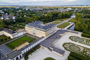 Luftaufnahme von Schloss Augustusburg, UNESCO-Welterbe, Bruhl, Nordrhein-Westfalen, Deutschland, Europa - RHPLF18550