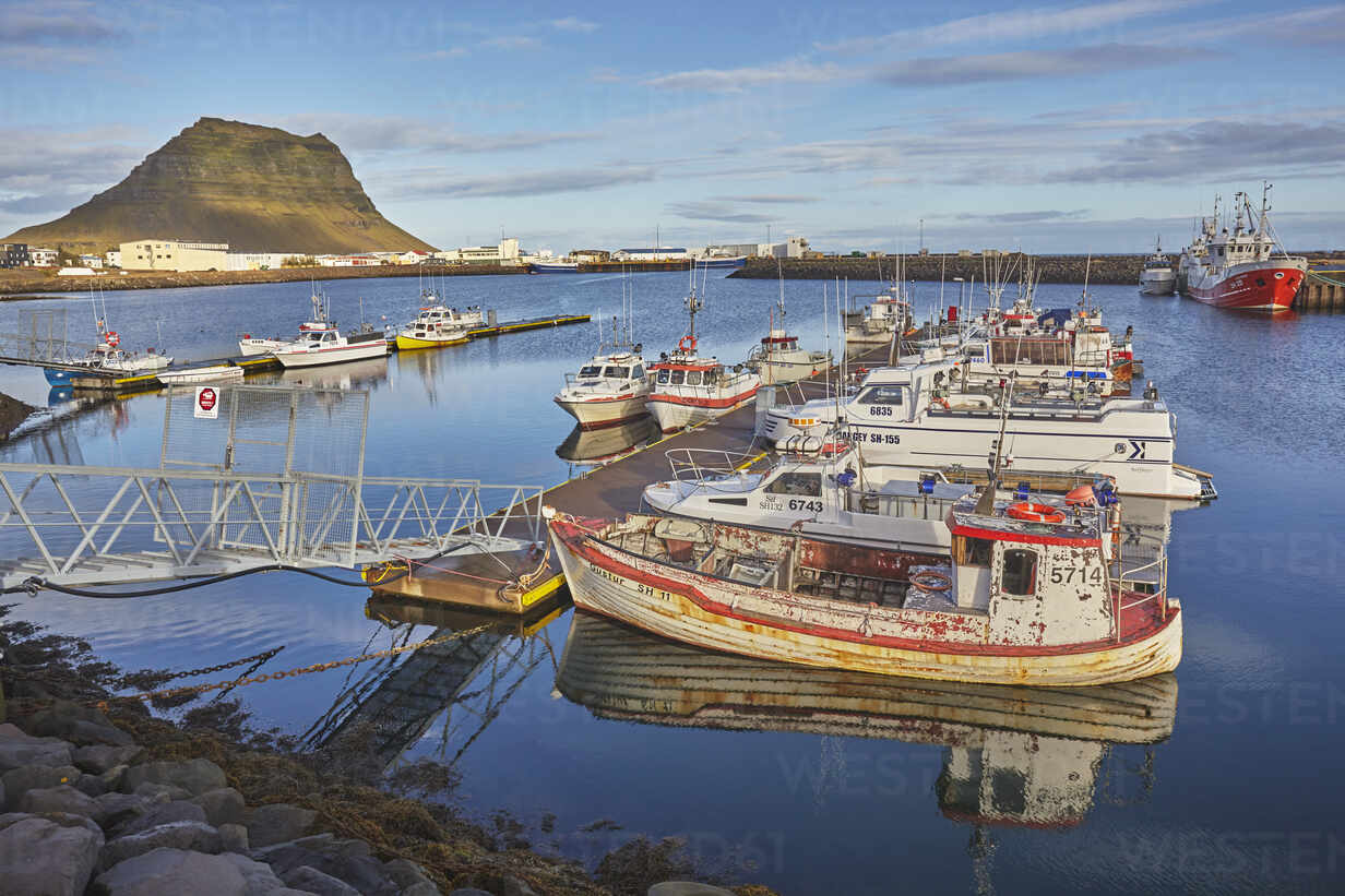 A fishing boat in the harbour at Grundarfjordur, with Mount Kirkjufell as a  backdrop, on the Snaefellsnes peninsula, west Iceland, Polar Regions stock  photo
