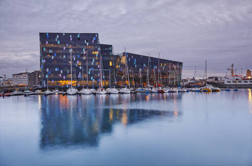 Abendlicher Blick auf die moderne Konzerthalle Harpa am alten Hafen in Reykjavik, Südwestisland, Polarregionen - RHPLF18557