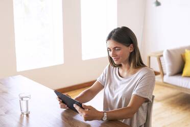 Geschäftsfrau nutzt digitales Tablet bei der Arbeit zu Hause - SBOF02298