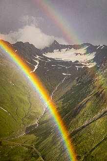 Doppelter Regenbogen in Berglandschaft - MSUF00321