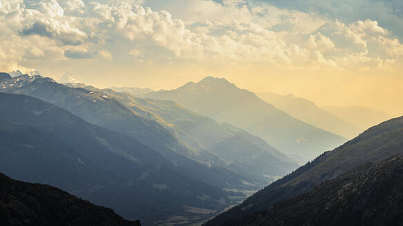 Berglandschaft bei Sonnenuntergang - MSUF00325