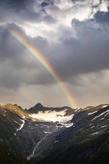 Regenbogen in Berglandschaft - MSUF00326